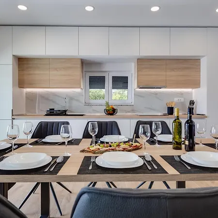 Solis By Interhome Maslenica